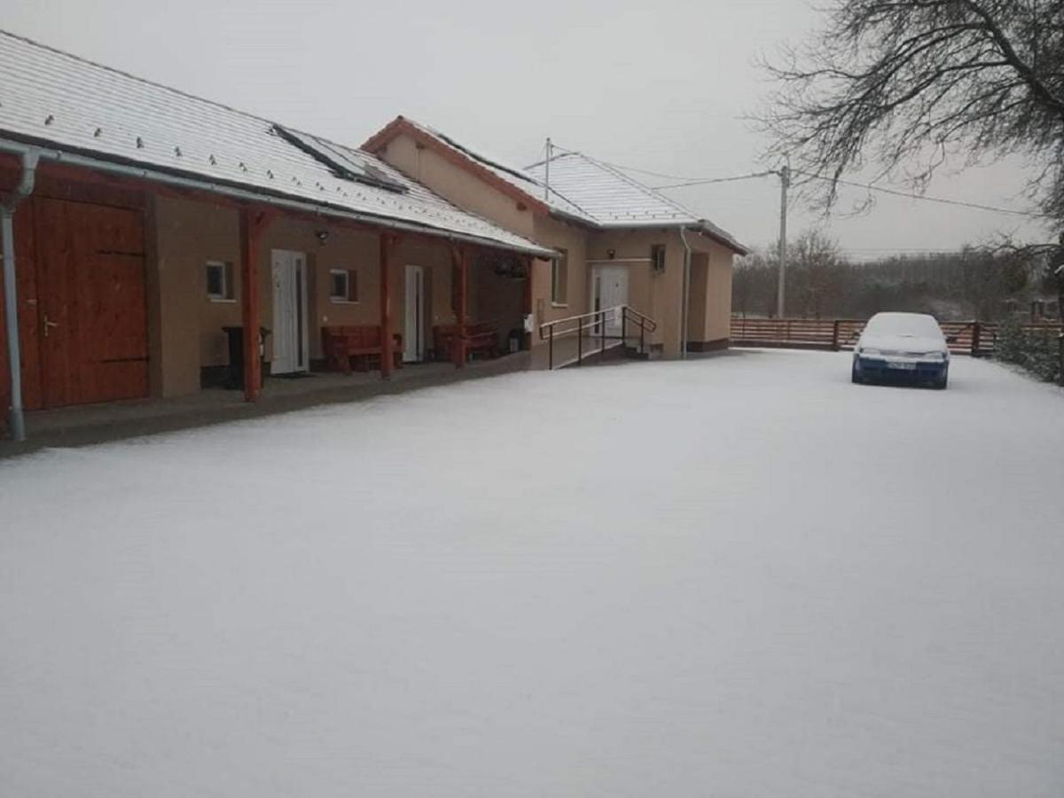 Okerka Vendeghaz Apartment Csesztreg ภายนอก รูปภาพ
